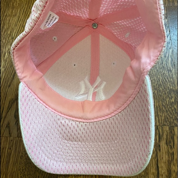 NY YANKEE  cap,.White stitching on pale pink cap.Good,occasionally used cond. - Picture 4 of 5